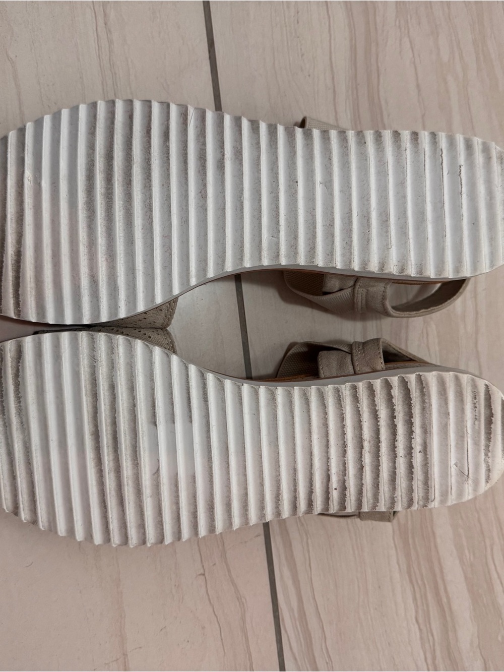 BOBS from Skechers Taupe/Grey Strap Sandals Wedge Heel Vegan Friendly Sz 9 W - Picture 5 of 10